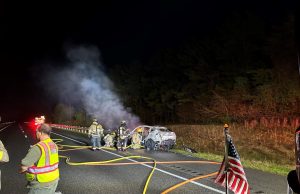 Električni automobil marke Tesla izgoreo, vatrogasci potrošili više od 135000 litara vode VIDEO