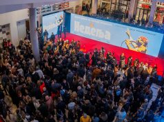 Premijera filma ,,Nedelja”: Crvenim tepihom prošetala glumačka i autorska ekipa filma i Džejeva porodica