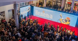 Premijera filma ,,Nedelja”: Crvenim tepihom prošetala glumačka i autorska ekipa filma i Džejeva porodica