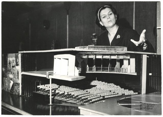 5.-Mira-Trailovic-i-maketa-scene-Ateljea-212.-Fotografija-iz-zaostavstine-Mire-Trailovic.-Izvor_-Teatroslov-1