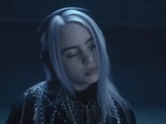 Bili Ajliš nastupa na dodeli Gremi nagrada