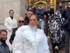 J. Lo stigla u Pariz prekrivena laticama ruža