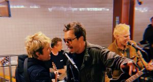 Green Day nenajavljeno nastupili sa Džimijem Falonom na stanici metroa Rokfeler centar u Njujorku