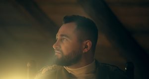 Matija Cvek emotivnim videom predstavio pesmu “Na jastuku”