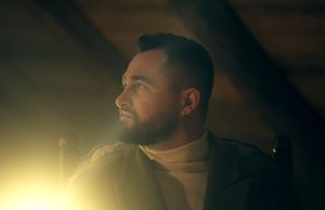 Matija Cvek emotivnim videom predstavio pesmu “Na jastuku”