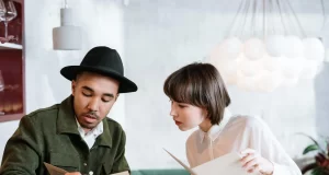 Preko 86% mladih generacije Z pati od ,,anksioznosti prema meniju” kada treba da naruče hranu