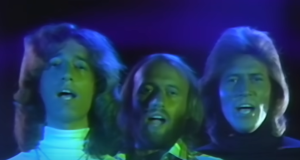 Ridli Skot navodno pregovara o režiranju predstojećeg biografskog filma o Bi Džizima