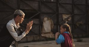 Haris Dikinson u ulozi oca u filmu “Buntovnica”