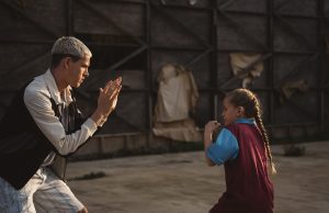 Haris Dikinson u ulozi oca u filmu “Buntovnica”