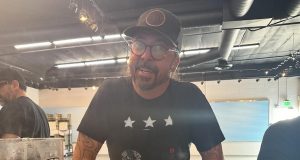 Dejv Grol tokom Superboula roštiljao za beskućnike