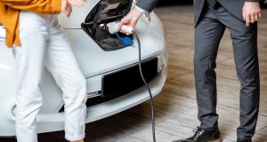 Glumac Rouan Atkinson okrivljen za sporu prodaju električnih vozila