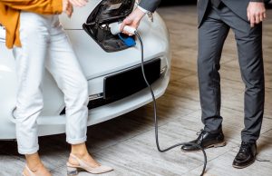 Glumac Rouan Atkinson okrivljen za sporu prodaju električnih vozila