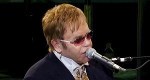 Elton Džon zaradio 8 miliona dolara od predmeta prodatih na aukciji u Njujorku