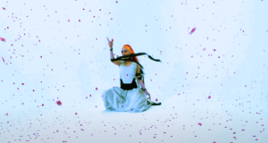 Grimes objavila novi muzički video za pesmu “So Heavy I Fell Through the Earth”: Iza spota se krije priča