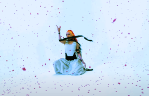Grimes objavila novi muzički video za pesmu “So Heavy I Fell Through the Earth”: Iza spota se krije priča