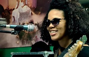 Kubanska basistkinja Nivis Saburnin Perez pojačala Van Gogh