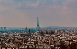 “Emili nije dobrodošla”: Francuzi besni zbog TV serije, Pariz u pretećim grafitima