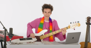 Snimao publiku kako horski peva pa objavio album: Muzički genije predstavio 16 novih pesama