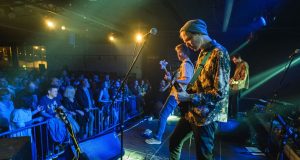 Singlom “Osećaj za šalu” Jarboli najavili album “Probaj golog muškarca”