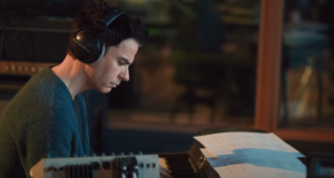 Keli Džouns postaje solo igrač