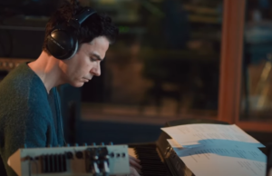 Keli Džouns postaje solo igrač