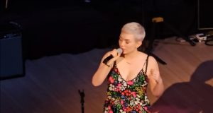 Ćerka Šinejd O’Konor pevala “Nothing Compares 2 U” na koncertu održanom u čast njenoj majci i Šejnu Mekgovanu