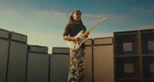 Tom Morelo i Nil Rodžers predvode gitarske zvezde u obradi “Voodoo Child”