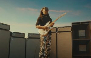 Tom Morelo i Nil Rodžers predvode gitarske zvezde u obradi “Voodoo Child”