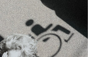 Nepokretna žena koju je Madona napala što ne ustaje na koncertu sada brani pevačicu