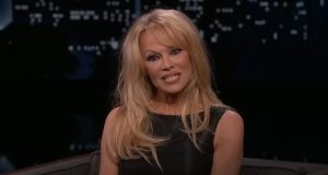 Pamela Anderson u rimejku filma “Goli pištolj”