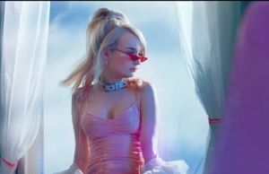 Kim Petras otkazala nastupe zbog zdravstvenih problema