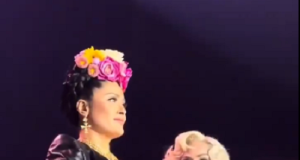 (VIDEO) Magija u Meksiko Sitiju: Selma Hajek kao Frida Kalo na koncertu kraljice popa
