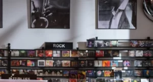 Vinil euforija u Čumićevom sokačetu: Rekordna poseta, velika berza, nastupi DJ-eva obeležili Svetski dan prodavnica ploča