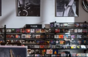 Vinil euforija u Čumićevom sokačetu: Rekordna poseta, velika berza, nastupi DJ-eva obeležili Svetski dan prodavnica ploča