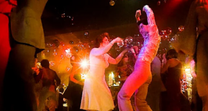 Plesni podijum iz “Groznice subotnje večeri” i kovčeg zaveta iz “Indijane Džonsa” na aukciji kuće Džuliens