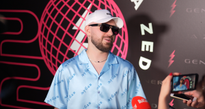 Henny predstavio novi singl pod nazivom “Sitne laži”