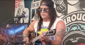 Sleš akustičnom svirkom najavio album “Orgy of the Damned”