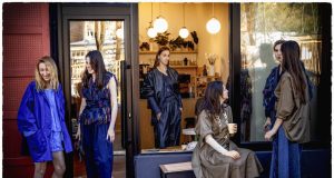 Kostimografkinja Zora Mojsilović predstavlja novu kolekciju i ulični modni performans “Beograd” u galeriji Zvono