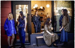 Kostimografkinja Zora Mojsilović predstavlja novu kolekciju i ulični modni performans “Beograd” u galeriji Zvono