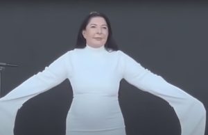 Marina Abramović uspela da utiša publiku Glastonberija na sedam minuta