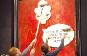 Aktivisti pokušali da unište portret kralja Čarlsa