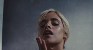 Kamila Kabeljo predstavlja fanovima svoj “Svet čula” spotom za novu pesmu “Chanel No. 5”