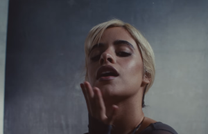 Kamila Kabeljo predstavlja fanovima svoj “Svet čula” spotom za novu pesmu “Chanel No. 5”