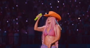 (VIDEO) Karol G otvara leto merenge hitom “Si Antes Te Hubiera Conocido”