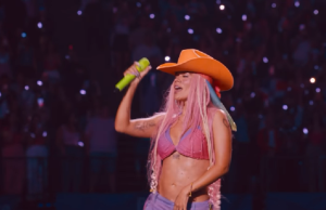 (VIDEO) Karol G otvara leto merenge hitom “Si Antes Te Hubiera Conocido”