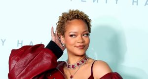 Maraja Keri ostavila crveni trag na Rijaninim grudima