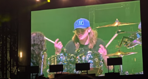 Pogledajte sina Tejlora Hokinsa kako svira “I’ll Stick Around” sa bendom “Foo Fighters”