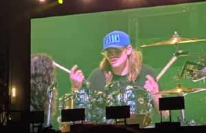 Pogledajte sina Tejlora Hokinsa kako svira “I’ll Stick Around” sa bendom “Foo Fighters”