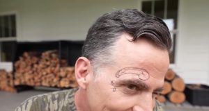 Steve-O dobio tetovažu na čelu za 50. rođendan, uradio je Post Maloun