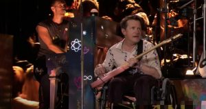 Majkl Džej Foks u invalidskim kolicima nastupio sa grupom Coldplay